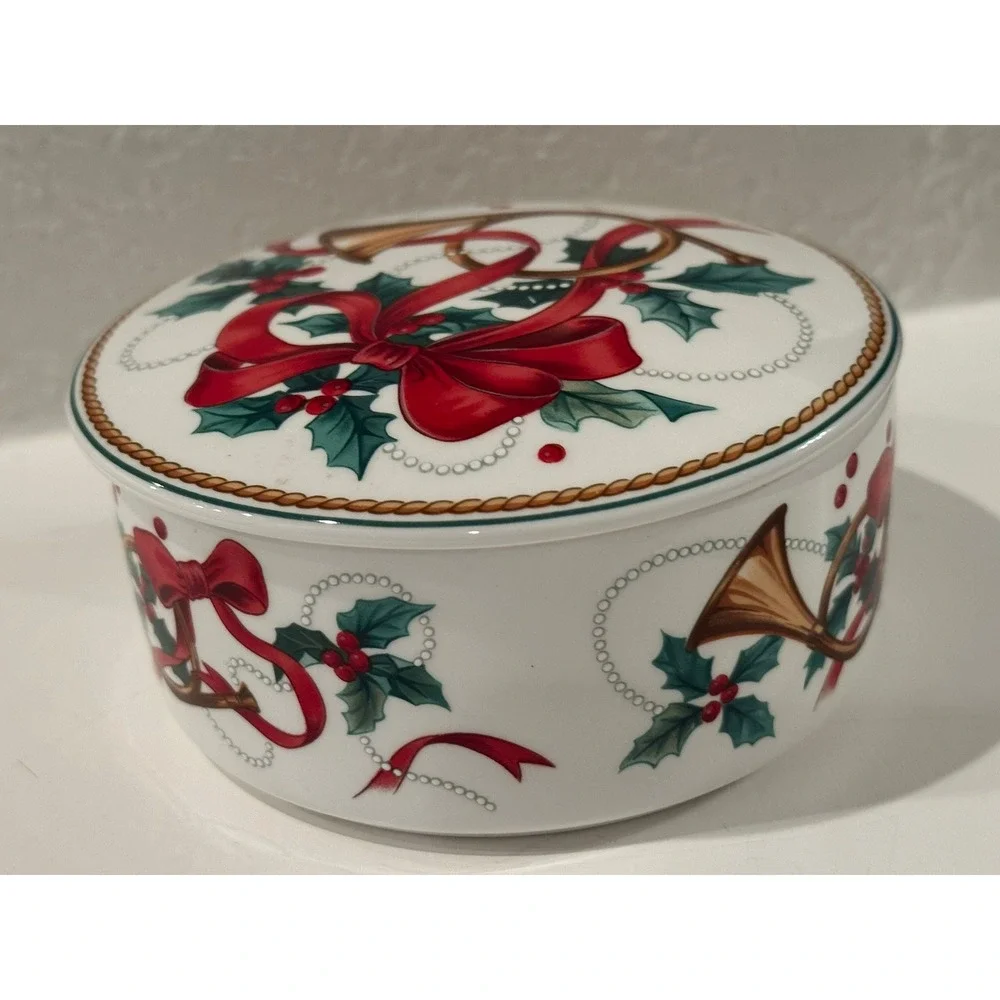Mikasa Christmas Trinket Box Round Holiday Holly‎ Berry Gold Horn Red Bow Lid